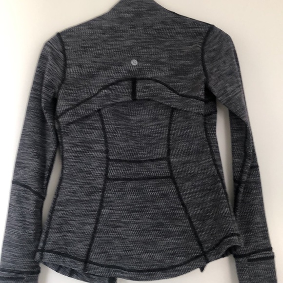 Lulu lemon jacket very good condition size 2 - Picture 2 of 3